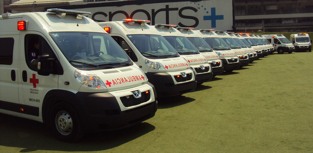 Una fila de ambulancias estacionadas, representando el servicio de transporte sanitario en Cruces.