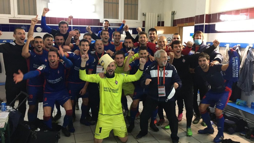 Jugadores de la SD Amorebieta celebrando la victoria en un partido.