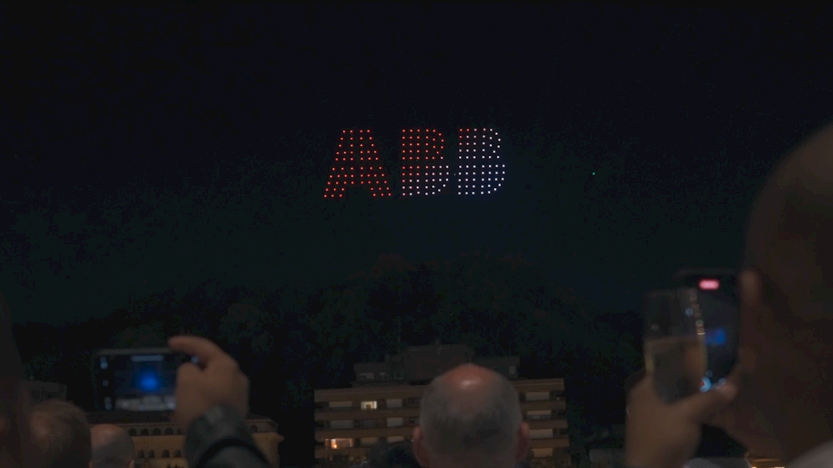 200 drones iluminan el firmamento bilbaíno en un deslumbrante espectáculo.