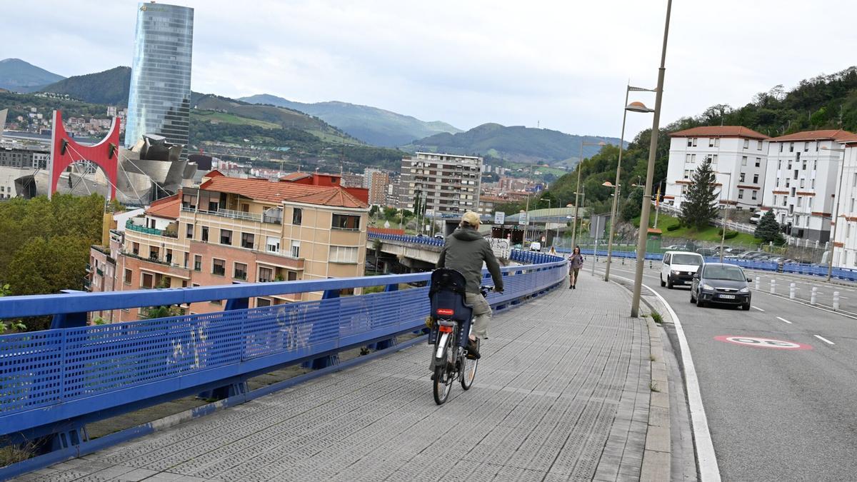 Bilbao estrena bidegorri a lo largo de la avenida Maurice Ravel