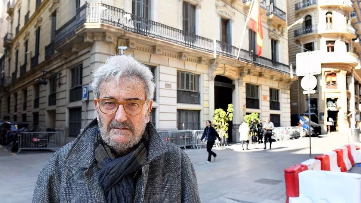 Carles Vallejo, denunciante, frente a la comisaría de Via Laietana donde sufrió tortura.