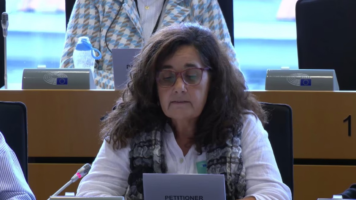 Carmen López presentó ante la Comisión de Peticiones en Bruselas como familiar afectada