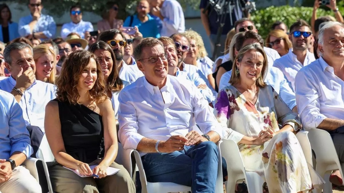 El líder del Partido Popular, Alberto Núñez Feijóo, se ha presentado en un evento de su partido en Madrid, acompañado por la presidenta madrileña, Isabel Díaz Ayuso, y la secretaria general del partido, Cuca Gamarra