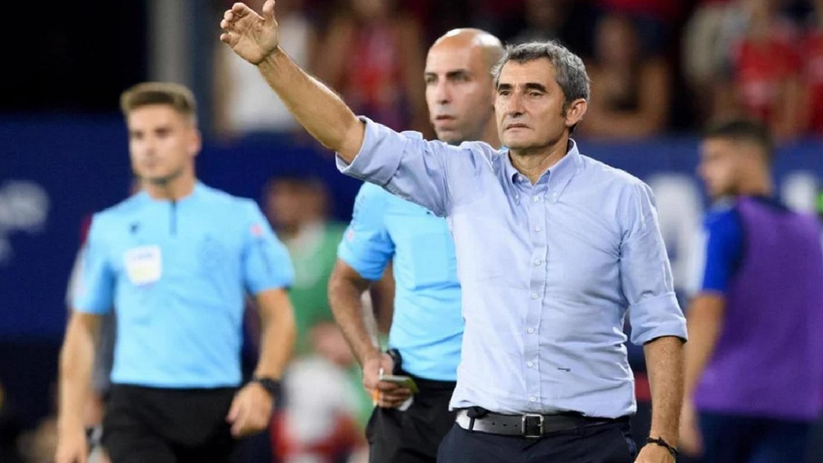 Ernesto Valverde, el técnico del Athletic, hace ajustes estratégicos en su equipo.