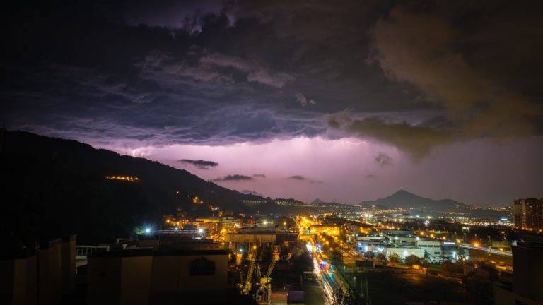 La tecnología actual, como radares y satélites, permite una observación detallada de las tormentas y sus características.