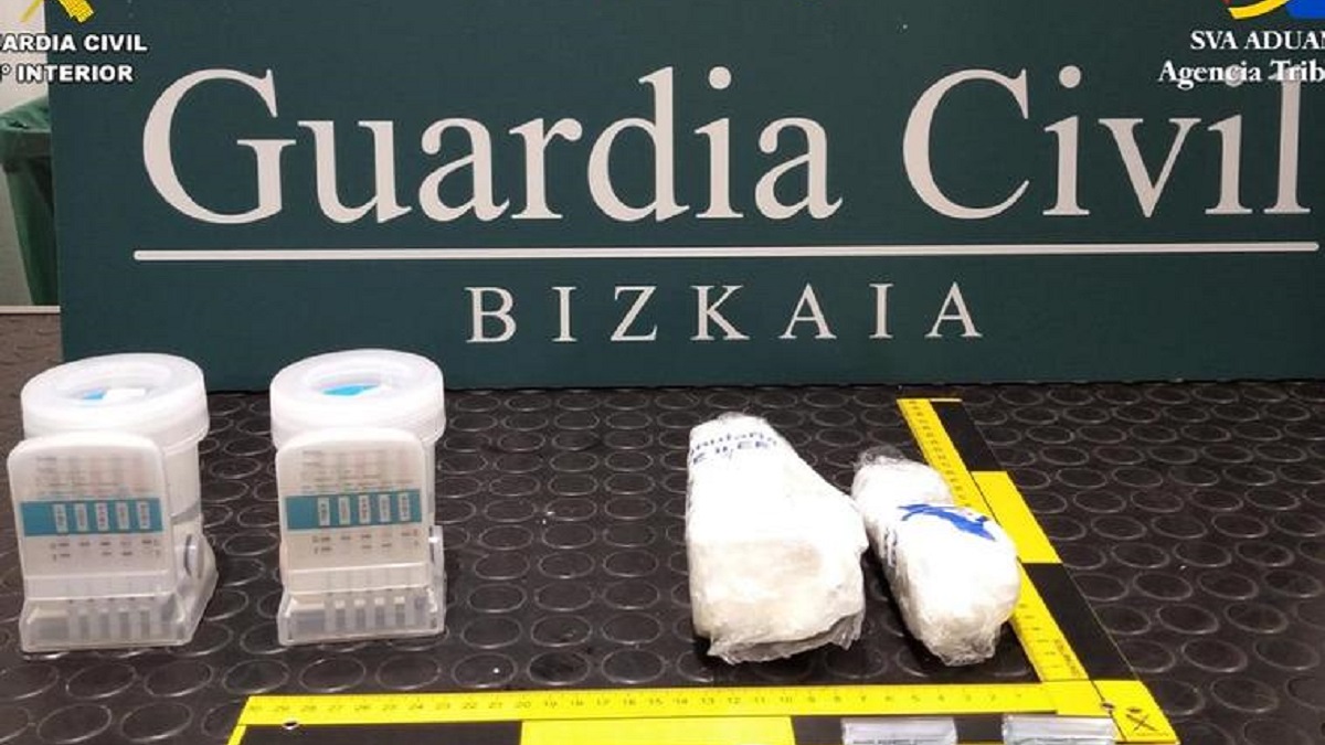 Fotografía de los dos paquetes de cocaína encontrados en la pasajera por la Guardia Civil.