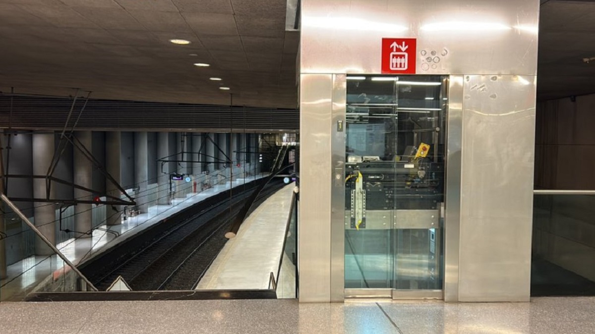 Imagen del ascensor en la estación de Amézola
