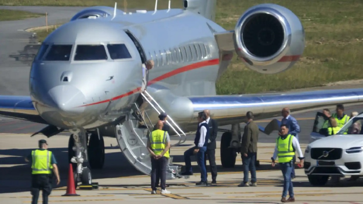 Juan Carlos I bajando del avión