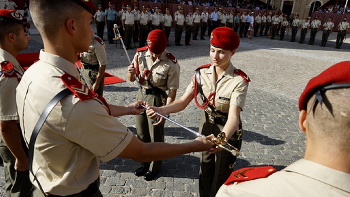 La Princesa Leonor obtiene un sable de cadete, un emblema de honor, valor y lealtad.