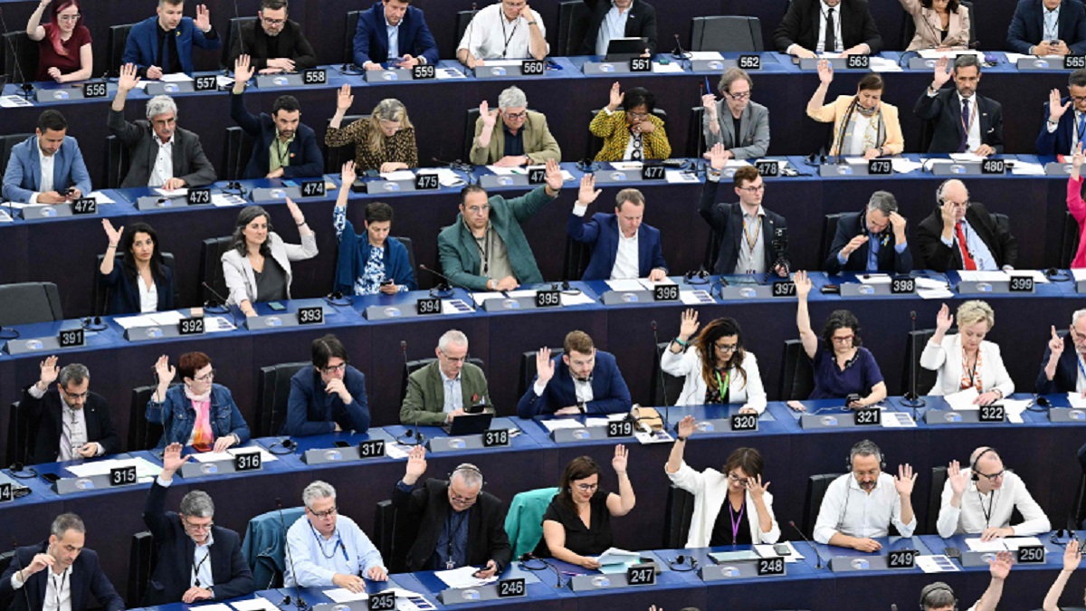 Legisladores europeos votan en el Parlamento.