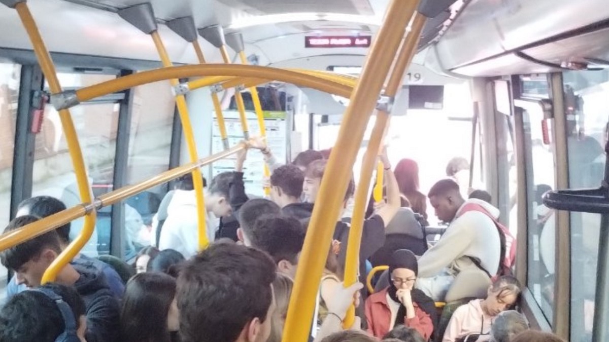 Otra mañana de aglomeración al ir a la universidad en Bizkaibus.