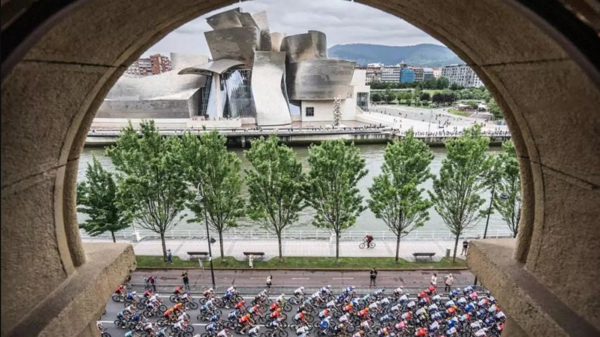 Paso del Tour 2023 frente al Guggenheim.