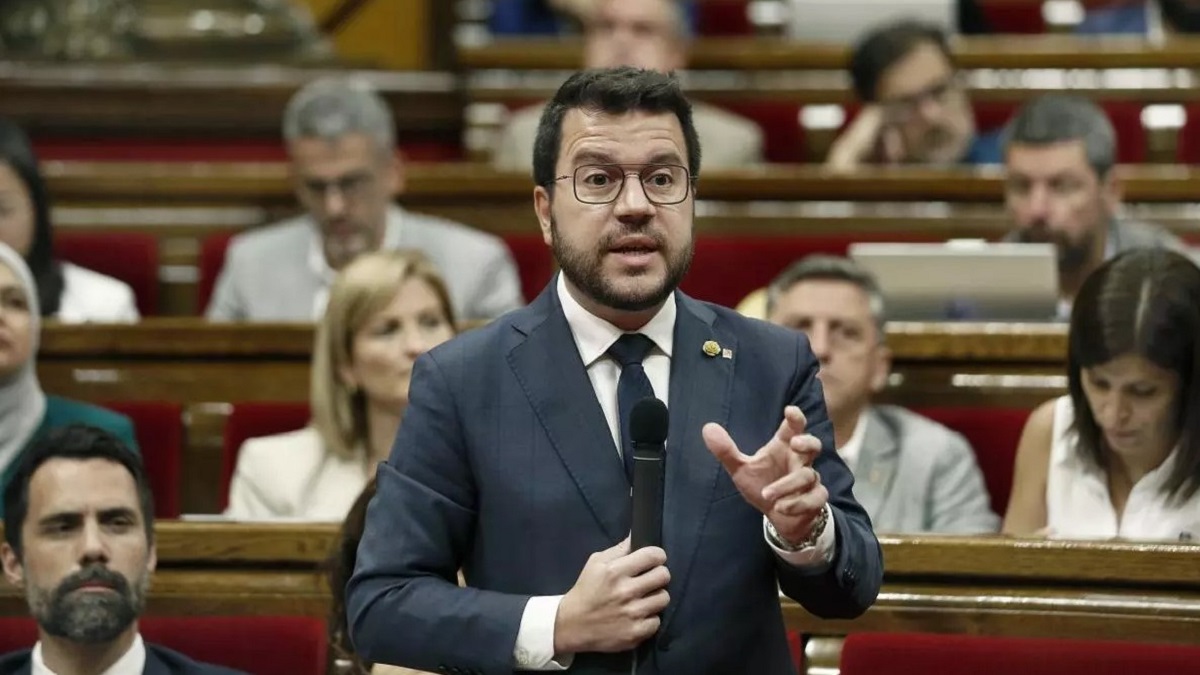 Pere Aragonès Generalitateko presidenteak hitz egiten du Parlamentuan.