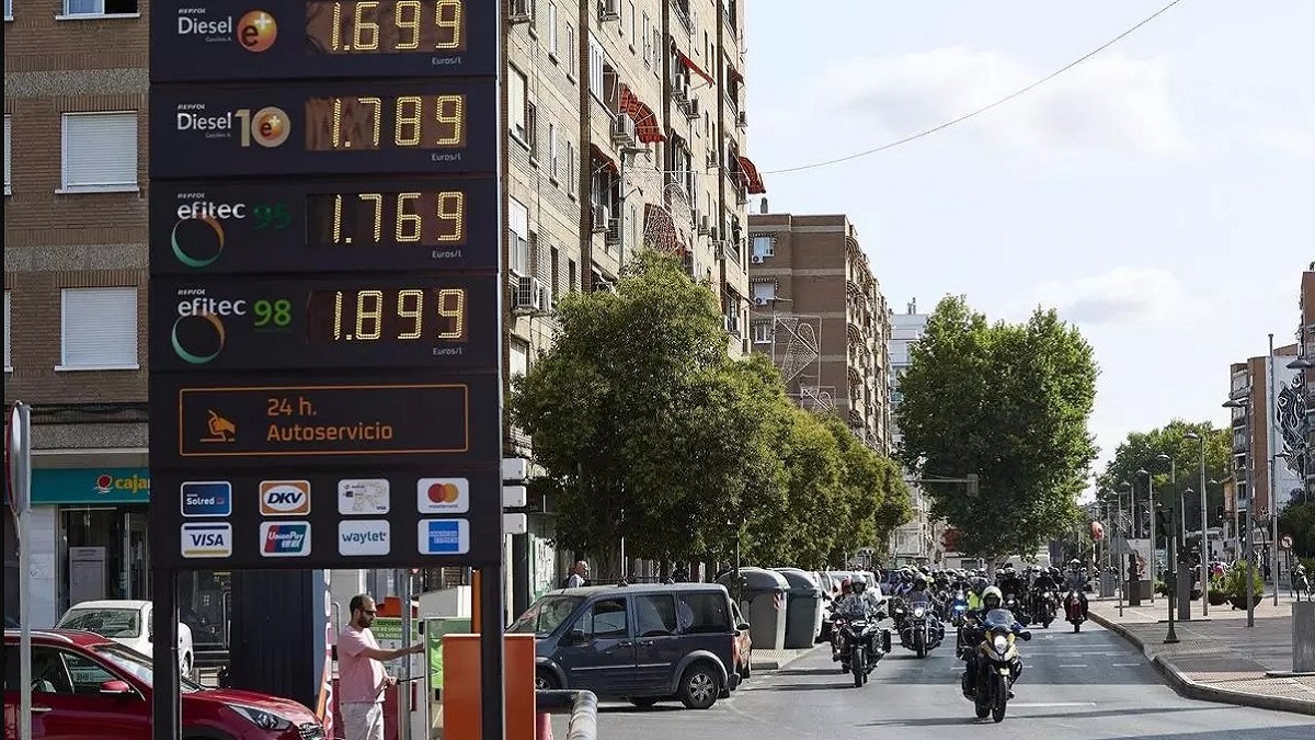 Tarifas de combustible en una estación de Alcalá de Henares