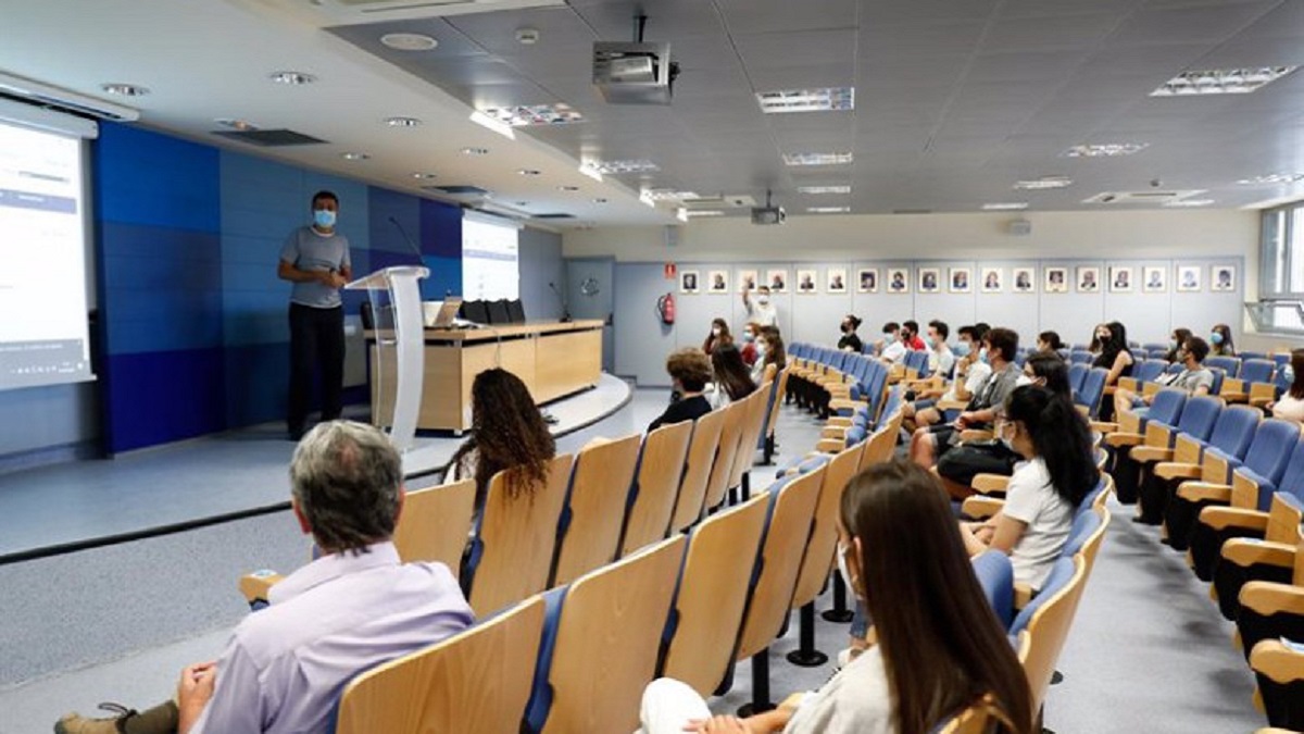 Un docente imparte su enseñanza en una de las salas de la Facultad de Ciencias de la Universidad Autónoma