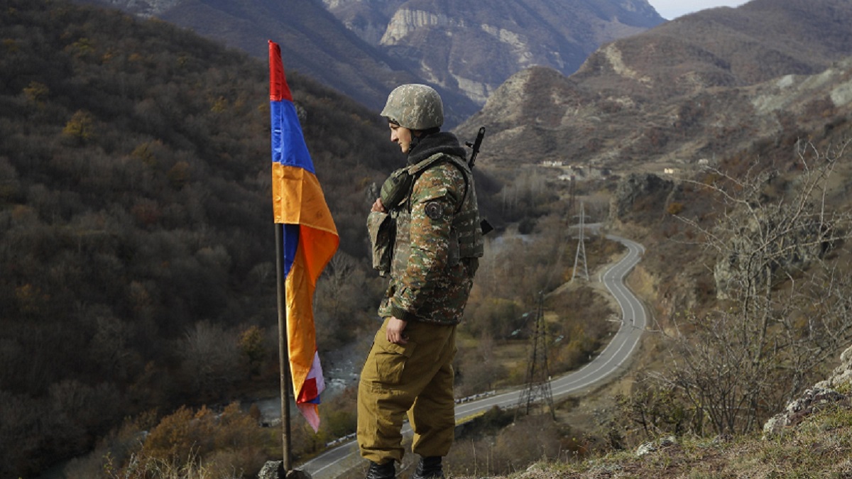 Un soldado armenio custodiaba una bandera de Nagorno Karabaj en una colina cerca de Charektar en noviembre de 2020.