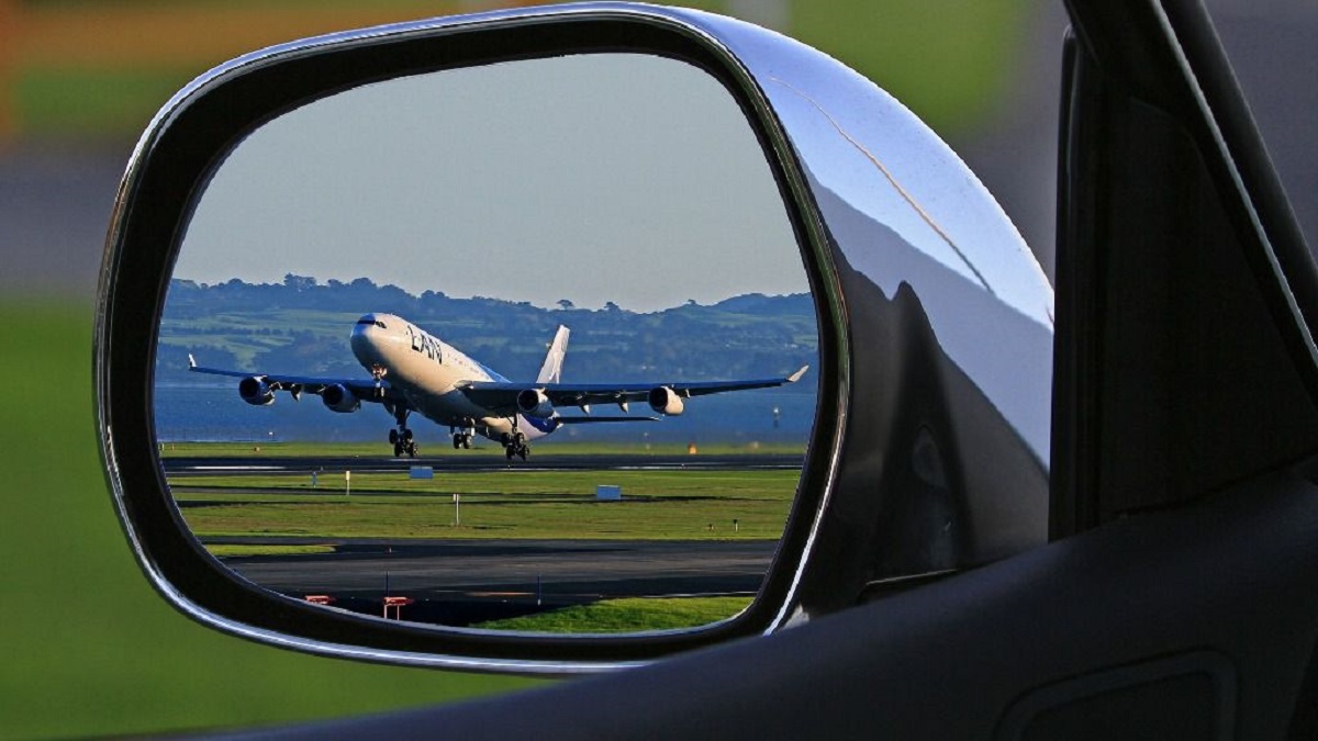 Visual de un avión parado en la pista del aeropuerto