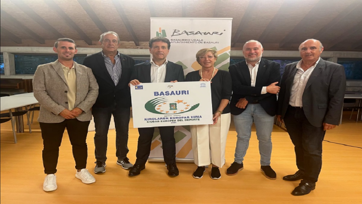 Asier Iragorri, alcalde de Basauri, junto a Jon Zugazagoitia y el jurado europeo.