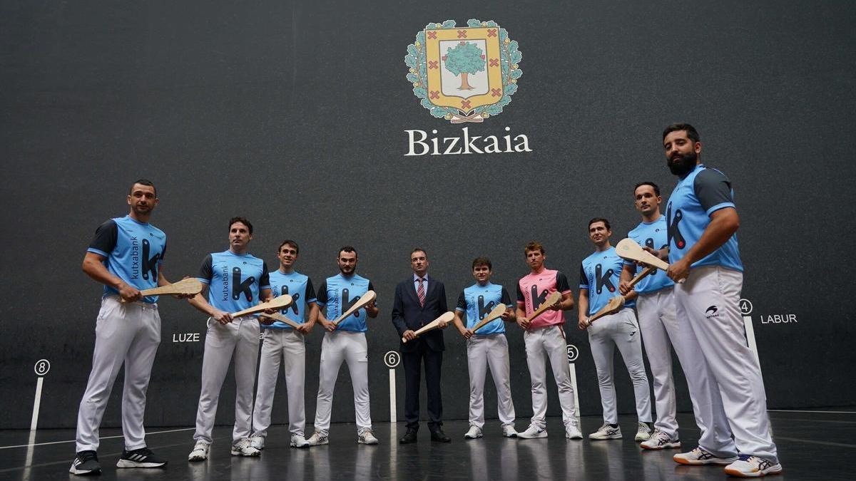 Pelotaris de la Liga Kutxabank presentan el torneo en el frontón Bizkaia.