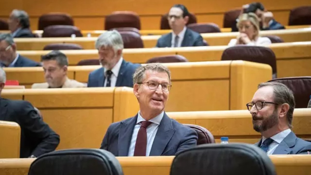 Alberto Núñez Feijóo y Javier Maroto del PP, en el Senado el 17 de mayo de 2023 en Madrid