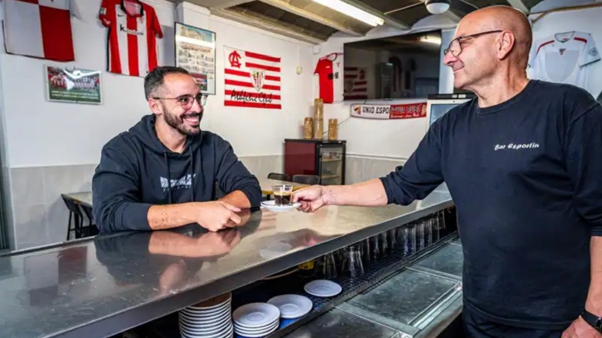 Arseni López en su bar del estadio con camisetas y una bandera del Athletic