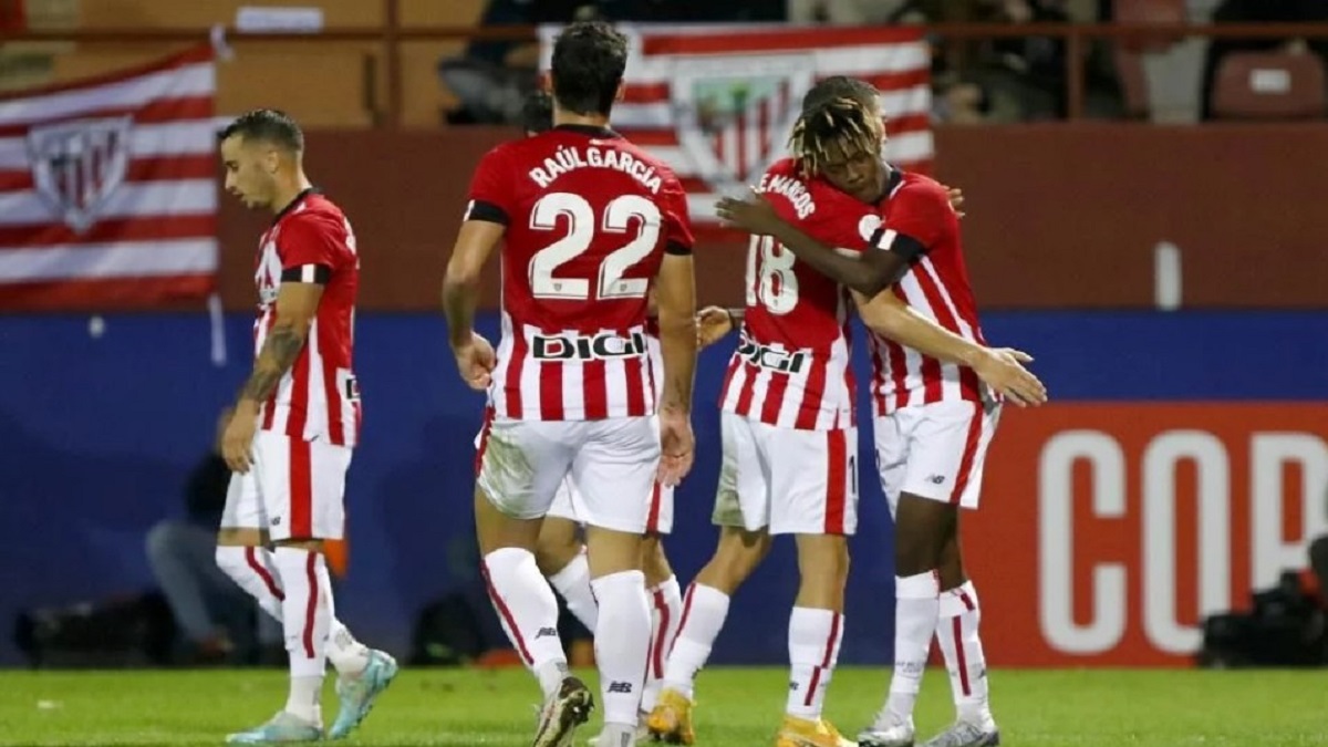 Futbolistas del Athletic Club festejan un gol.