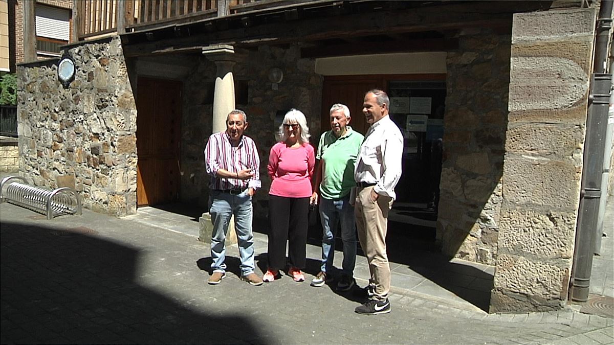 Cuatro integrantes de la gestora se reúnen en Txapelena