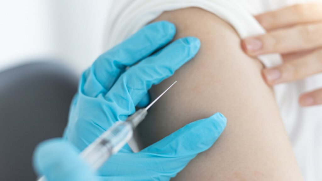 El Colegio de Médicos de Bizkaia insta a la población a participar en la vacunación