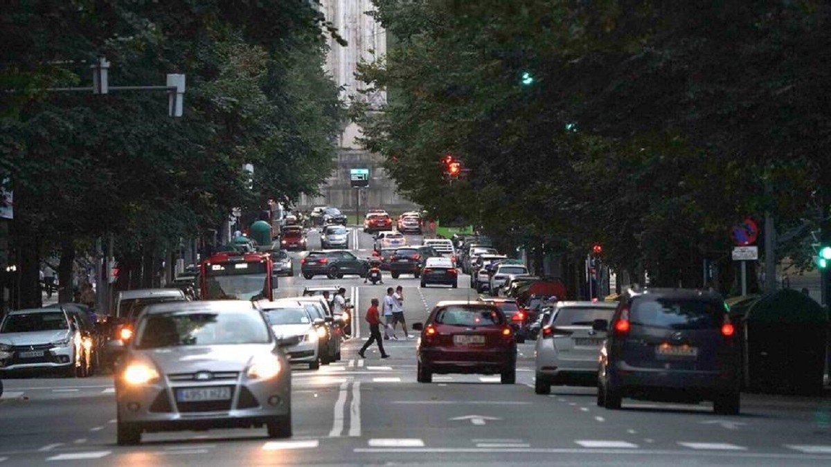 Numerosos vehículos transitan por la Gran Vía bilbaina, un área con alto tráfico en la ciudad.