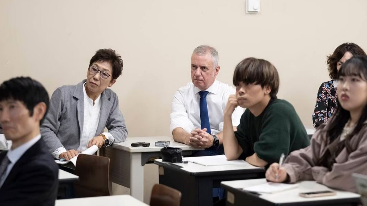 Iñigo Urkullu participa en una lección de euskera para alumnos japoneses en la Universidad de Tokio