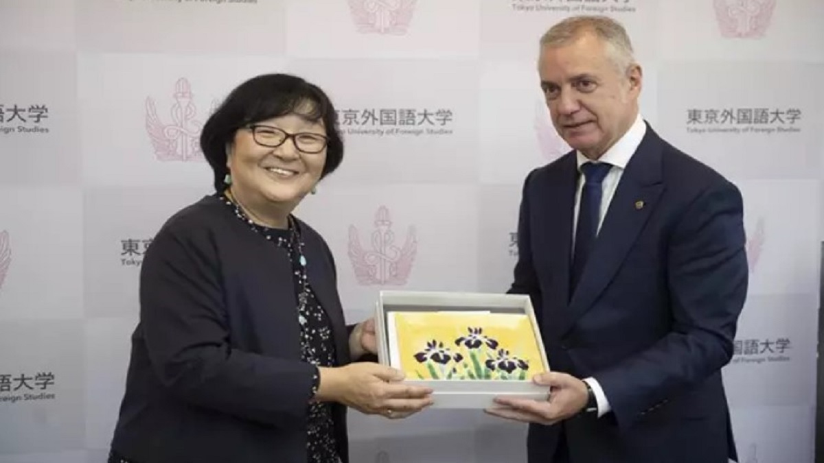 El Lehendakari, Iñigo Urkullu, junto a la rectora de la Universidad de Estudios Extranjeros de Tokio.