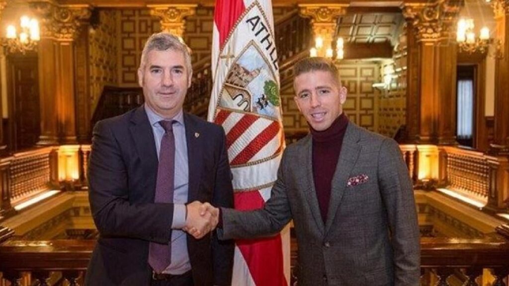 Josu Urrutia e Iker Muniain sellan el contrato del jugador hasta 2024.