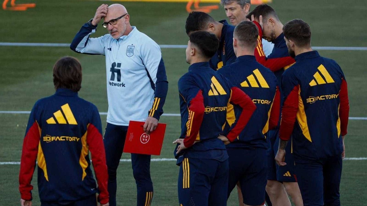 Luis de la Fuente lidera una sesión de entrenamiento con la selección española