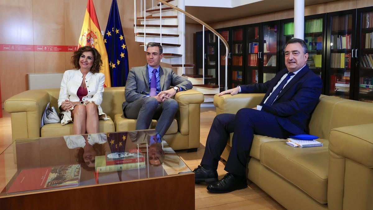 María Jesús Montero asistió al encuentro entre Pedro Sánchez y Aitor Esteban