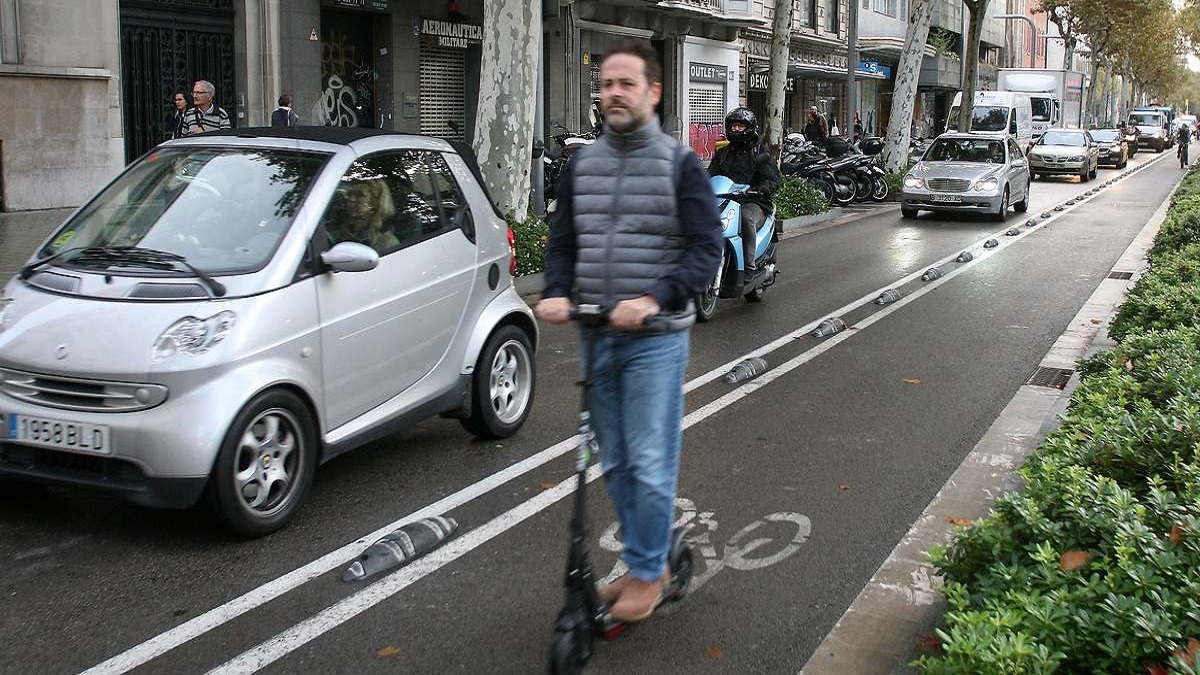 Patinetes transitando en Barcelona.