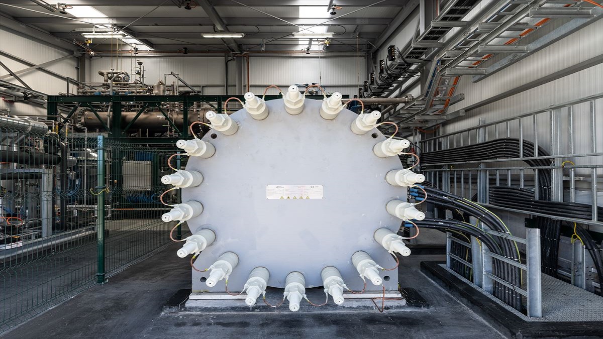 Petronor inicia la generación de hidrógeno ecológico con un nuevo electrolizador en Euskadi.
