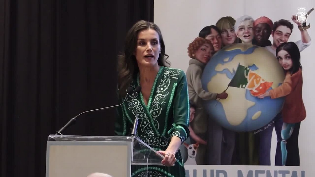 En un evento de salud mental, la Reina Letizia recita versos de rap, destacando la importancia del tema.