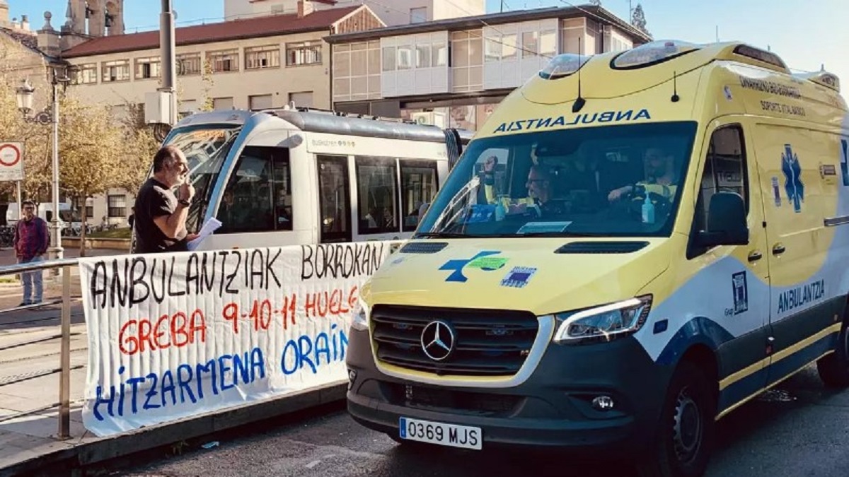 Una ambulancia de emergencia estuvo presente junto a la protesta en el Parlamento Vasco el miércoles.