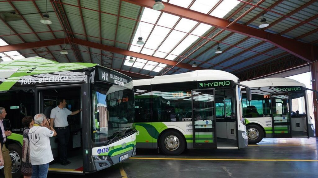La implementación de un sistema tarifario unificado y la ampliación de autobuses eléctricos en Bizkaibus son metas legislativas clave.