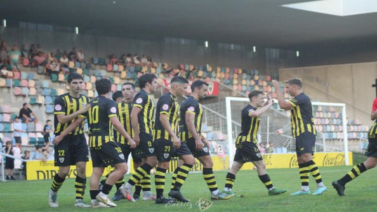 Celebración de un tanto por el Barakaldo en el presente torneo.