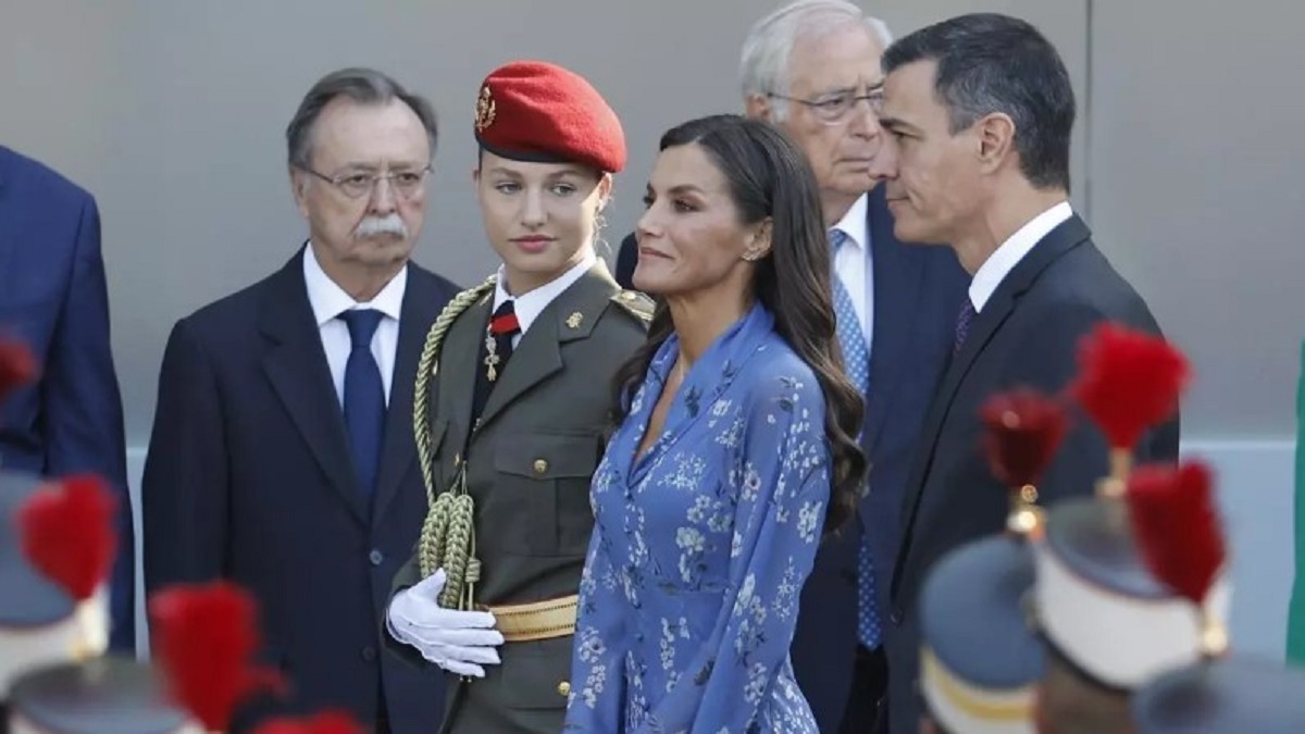 Leonor, la reina Letizia, y Pedro Sánchez llegan juntos al desfile nacional.