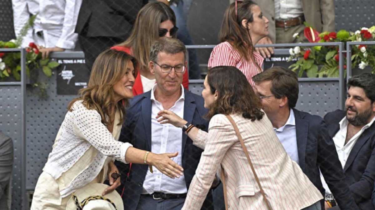Eva Cárdenas, consorte de Alberto Núñez Feijóo, y líderes del Partido Popular, como Ayuso y Almeida, disfrutan de un encuentro de tenis juntos.