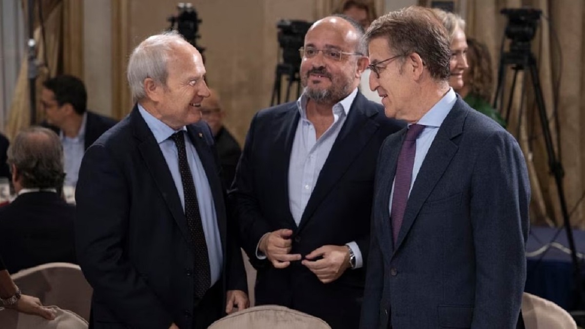 Alberto Núñez Feijóo, presidente del PP, se encontraba con José Montilla, exlíder de la Generalitat, y Alejandro Fernández, líder del PPC.