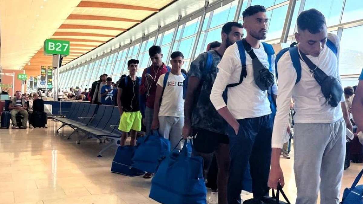 Un avión de Air Europa transporta migrantes desde Canarias a Madrid.