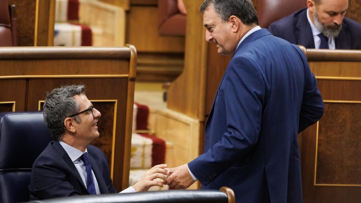 Félix Bolaños y Aitor Esteban participan en un Pleno congresual.