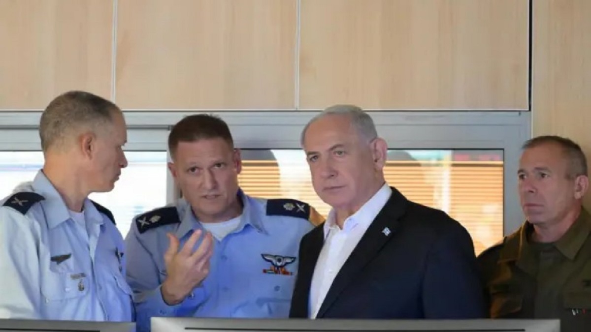 Benjamin Netanyahu y altos mandos militares israelíes se reúnen en un centro de operaciones aéreas, 8 de octubre de 2023.