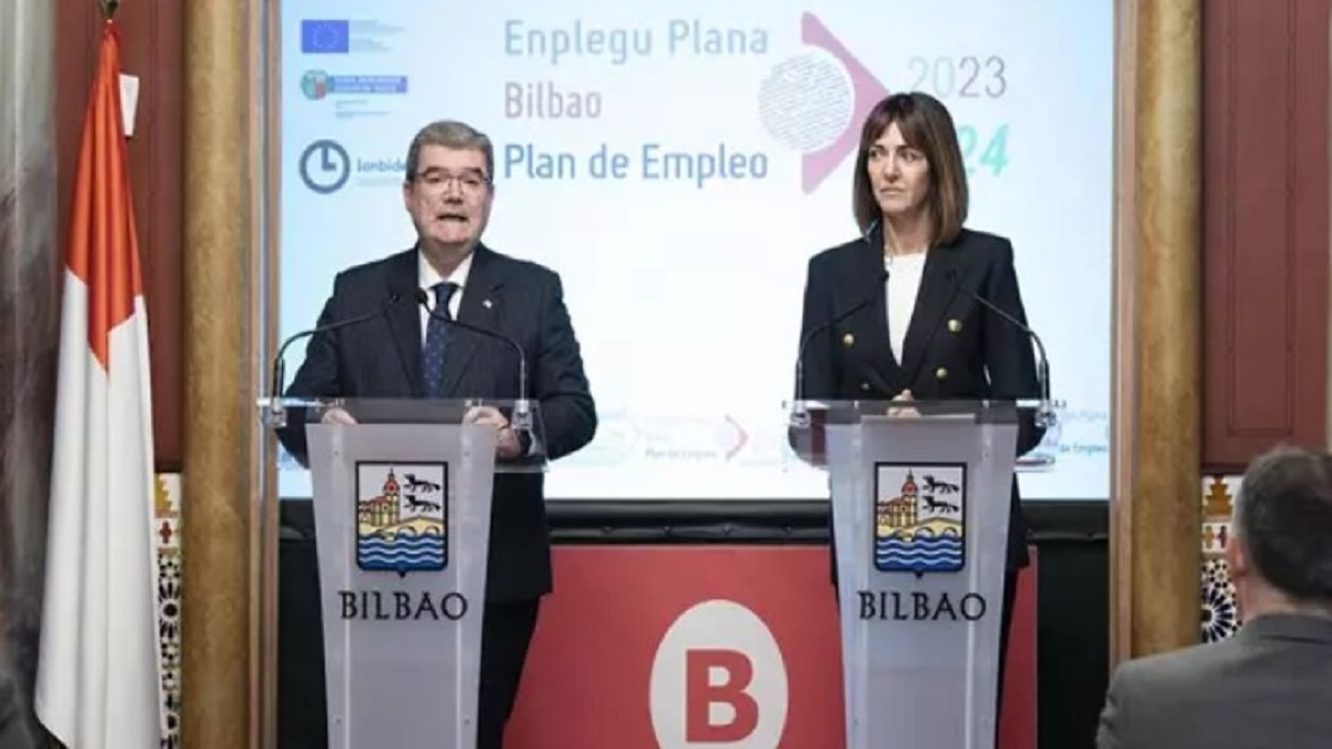 Juan Mari Aburto, alcalde de Bilbao, junto con Idoia Mendia, Vicelehendakari y Consejera de Trabajo y Empleo, han lanzado los nuevos planes de empleo para el periodo 2023-2024.