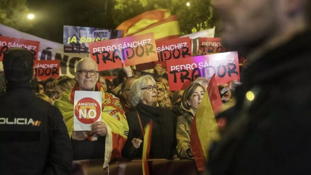 En noviembre de 2023, un grupo de manifestantes se reunió en oposición a la amnistía frente al edificio del PSOE en Madrid.