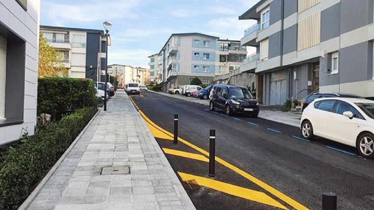 La calle Solondota en Sopela se ha transformado, asegurando un carril de tres metros de ancho para mejorar la accesibilidad y la infraestructura urbana.
