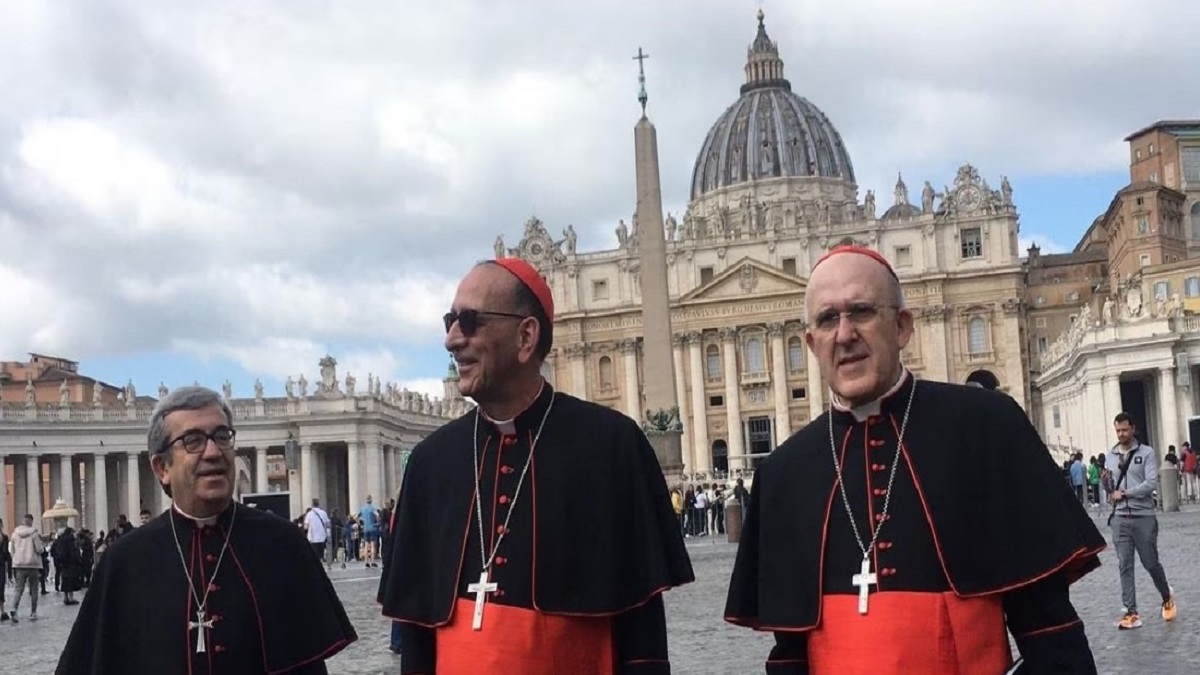 En abril de 2022, Juan José Omella y Carlos Osoro, liderazgo de la CEE, junto con el portavoz Luis Argüello, estuvieron presentes en el Vaticano.